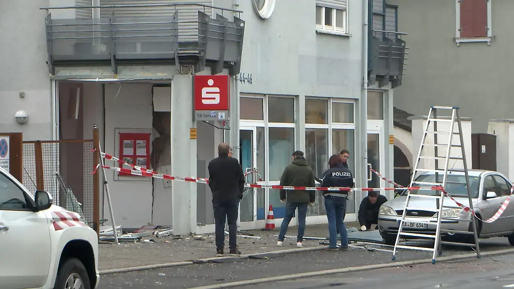 Ermittler-der-Polizei-sind-nach-einer-Explosion-eines-Geldautomaten-an-einer-Sparkasse-im-Einsatz