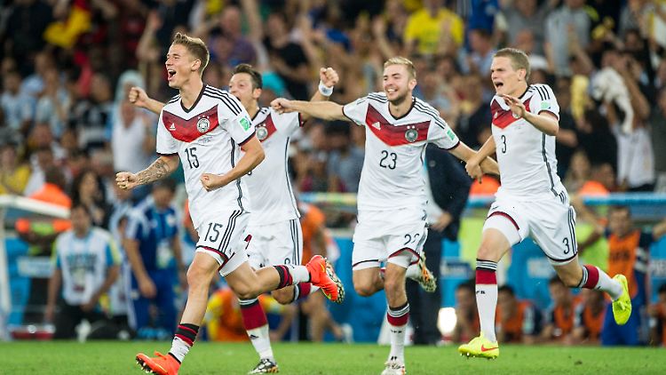 Rannte beim Jubeln als Erster auf den Platz: Erik Durm.