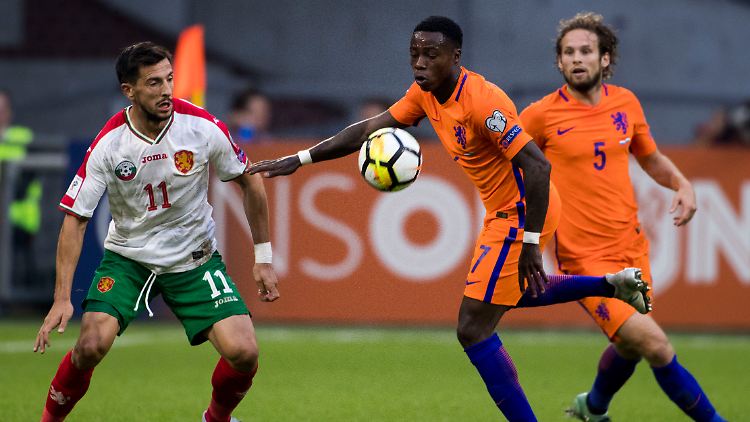 Promes (Mitte) in einem Quali-Spiel zur Fußball-WM 2018.