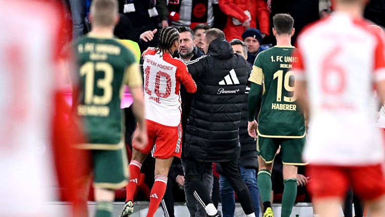 Die Konsequenz aus dieser Szene: Rot für Bjelica, Gelb für Sané.