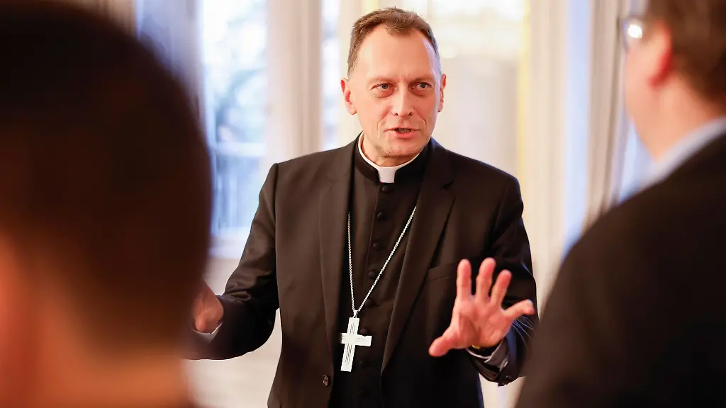 Der-neue-Bamberger-Bischof-Herwig-Goessl-spricht-in-der-Bischofsresidenz-mit-Journalisten