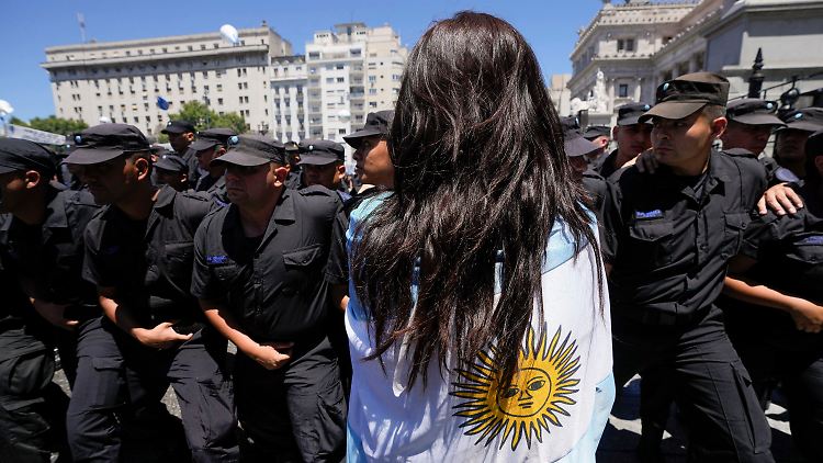Vor dem Kongress in Buenos Aires sollen Zehn- oder gar Hunderttausende protestiert haben. 