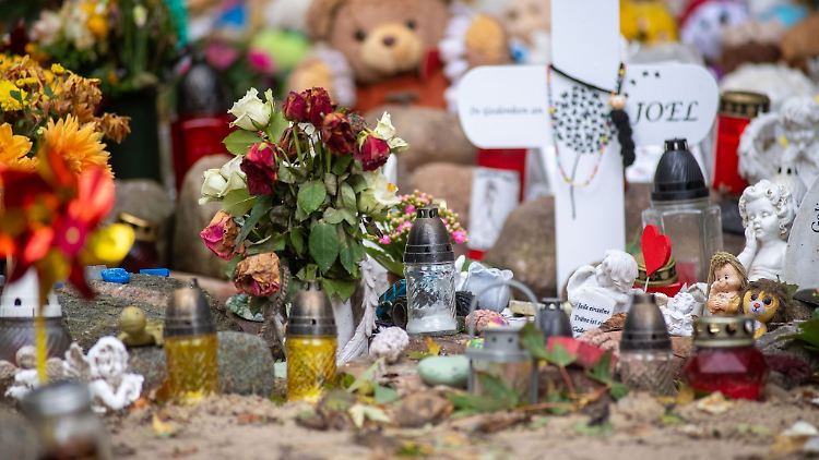 Kreuze, Plüschtiere und Blumen erinnern am Tatort an Joel.