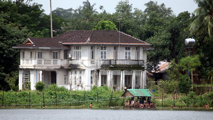 Myanmarische Sicherheitskräfte sitzen 2009 in einem Unterstand am Haus der damaligen Oppositionsführerin Suu Kyi in Yangon. 