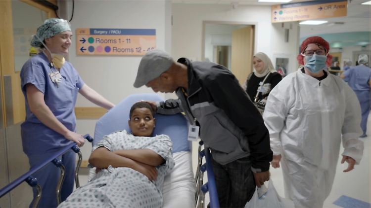 Im Oktober 2023 wurde der 11-Jährige im Rahmen einer OP im Kinderkrankenhaus Philadelphia auf die Gentherapie vorbereitet. Nun kann er zum ersten Mal in seinem Leben hören. 