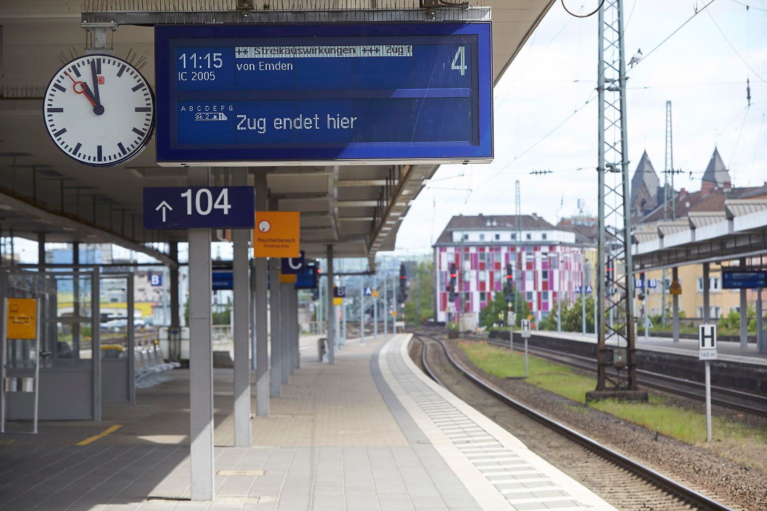 Wenn die Bahn streikt, steht Deutschland in Teilen still.  So wie in diesen Tagen. Für die Betroffenen ist der Arbeitskampf ein großes Ärgernis. Für die Beschäftigten jedoch ihr gutes Recht. Um sich öffentlichkeitswirksam für bessere Arbeitsbedingungen einzusetzen, setzen Beschäftigte immer wieder auf nervenaufreibende Arbeitskämpfe.