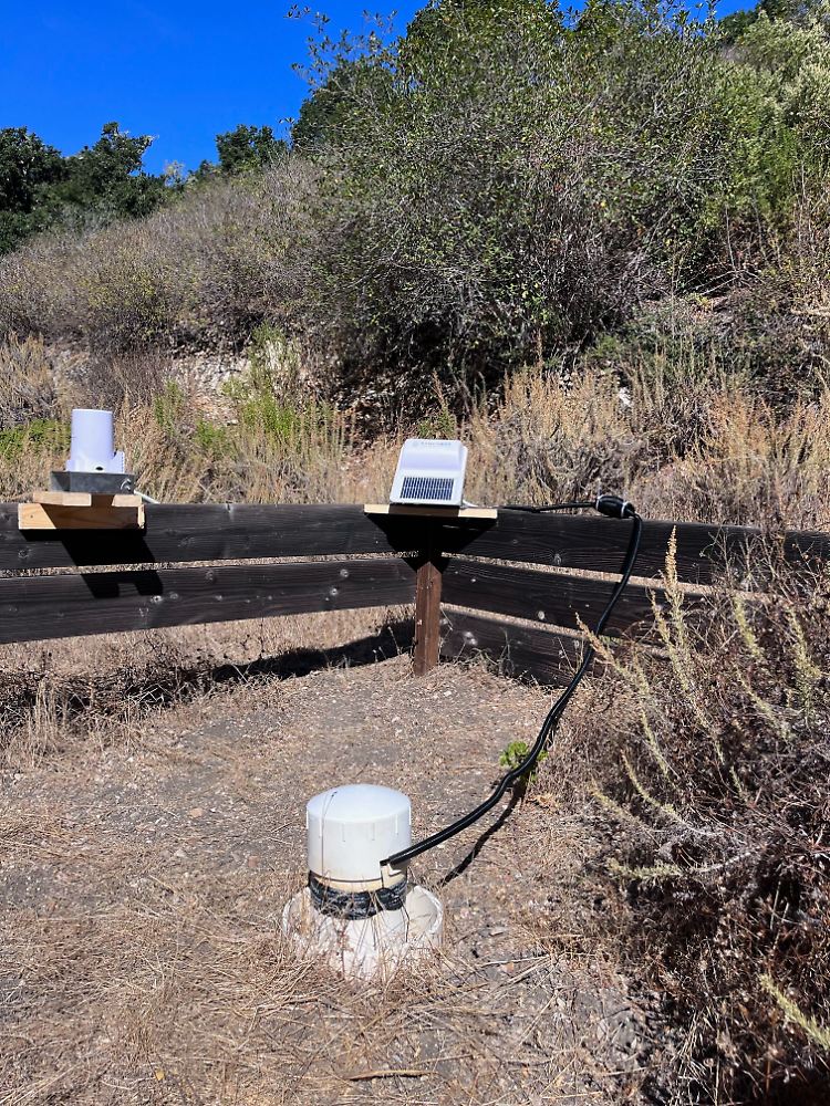 Grundwasserbrunnen mit Geräten zur Überwachung des Wasserstands im Jack and Laura Dangermond Preserve in Kalifornien.