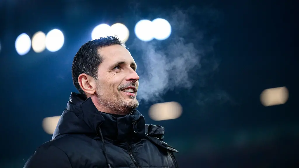 Dino-Toppmoeller-steht-vor-dem-Spiel-im-Stadion