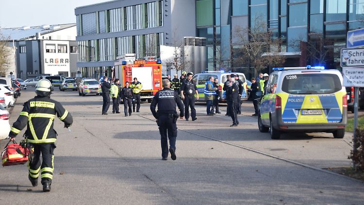 Einsatzkräfte von Polizei, Rettungsdienst und Feuerwehr sind an einer Schule in St. Leon-Rot im Einsatz