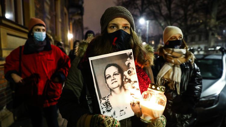 Frauen in Polen demonstrierten immer wieder gegen das verschärfte Abtreibungsgesetz, teilweise zu Hunderttausenden.