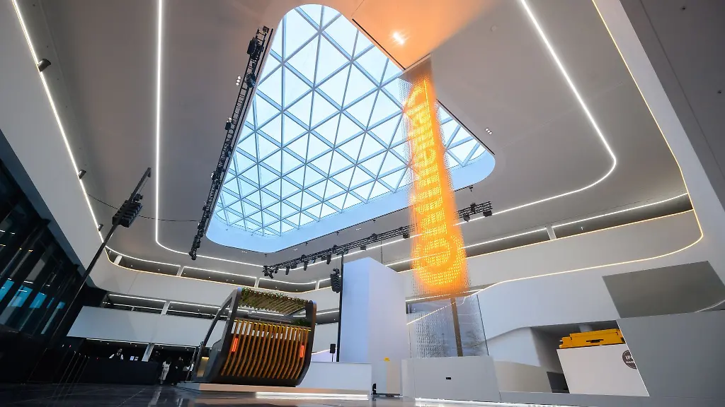 Ein-Leuchtband-zeigt-das-Firmenlogo-in-der-neuen-Unternehmenszentrale