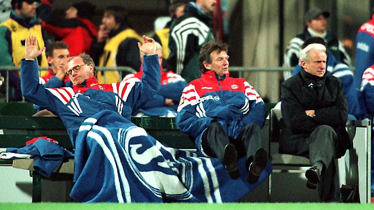 Egon Coordes zwischen Uli Hoeneß und Giovanni Trappatoni.