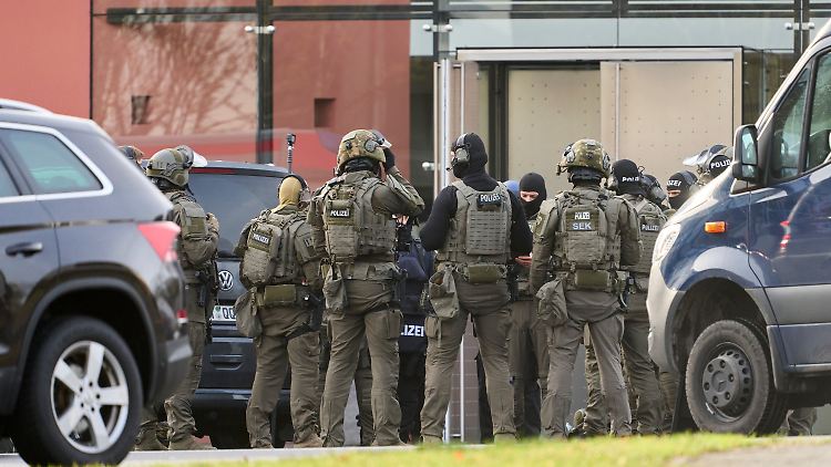 Die Polizei fand nach der Erstürmung des Gebäudes drei Leichen. 