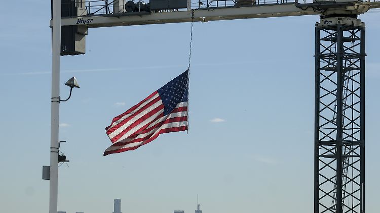 Eine US-Flagge hängt an einer Baustelle.