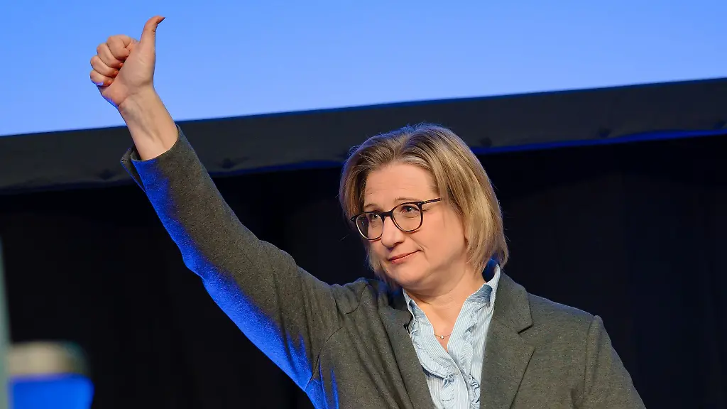 Saarlands-Ministerpraesidentin-Anke-Rehlinger-zeigt-den-Daumen-nach-oben