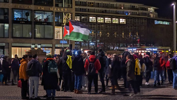 Überraschend war auch Thunberg auf der 200-Teilnehmer-Demonstration in Leipzig aufgetreten. 