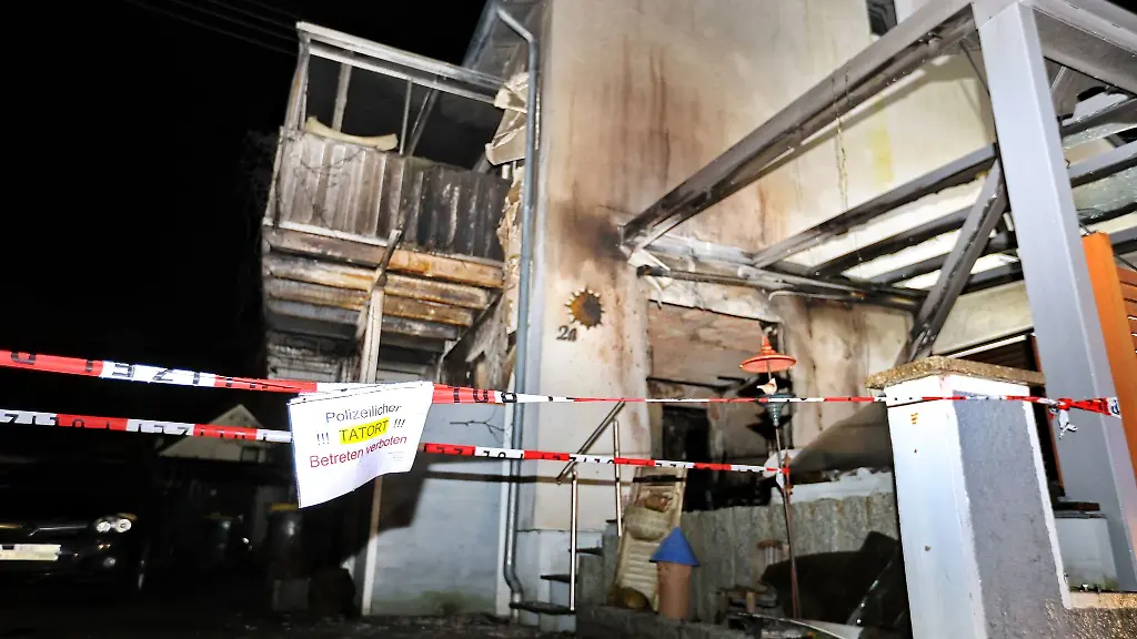 Nach-einem-Brand-ist-ein-Absperrungsband-der-Polizei-vor-einem-Haus-zu-sehen