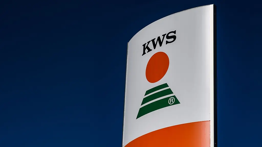 Das-Logo-des-Biotechnologie-Unternehmens-KWS-Saat-SE-ist-am-Firmensitz-in-Einbeck-zu-sehen