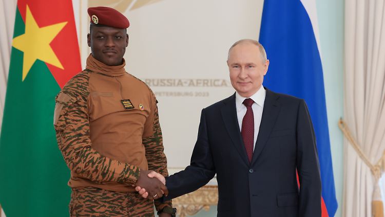 Ibrahim Traoré (l.) herrscht seit Anfang 2022 in Burkina Faso.