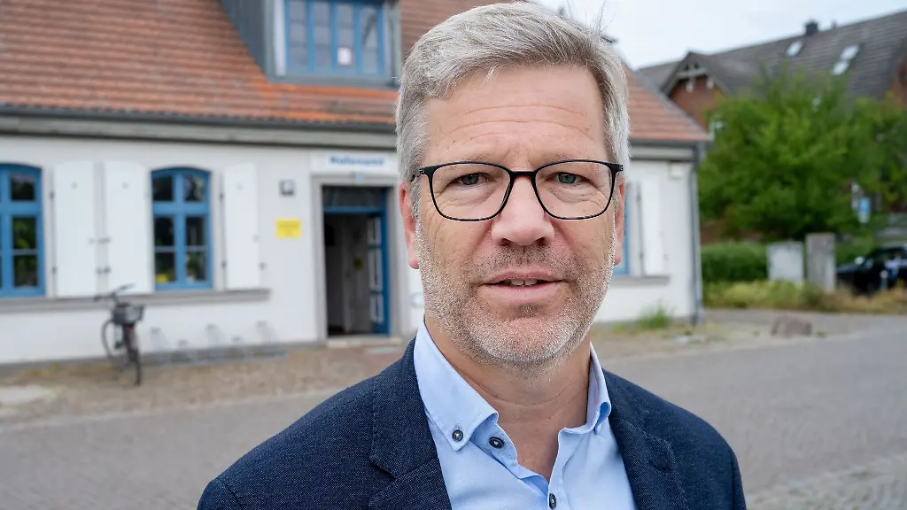 Stefan-Fassbinder-Buendnis-90-Die-Gruenen-Oberbuergermeister-steht-vor-dem-Hafenamt-Wieck-Ortsteil-von-Greifswald