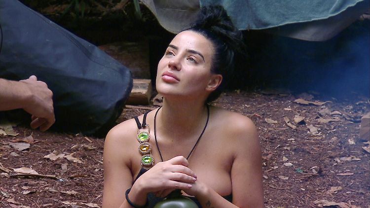 Reagiert ruhig und besonnen auf Kims Attacken: Badenixe Leyla (RTL)