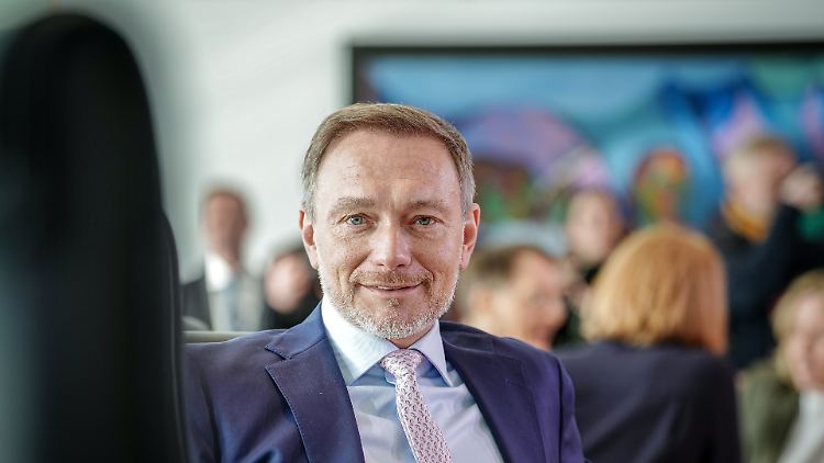 Finanzminister Lindner kündigt für 2025 eine Nullrunde beim Bürgergeld an. 