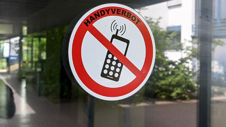 Ein Schild "Handyverbot" ist am Eingang zur Schule in der Köllnischen Heide in Neukölln angebracht.