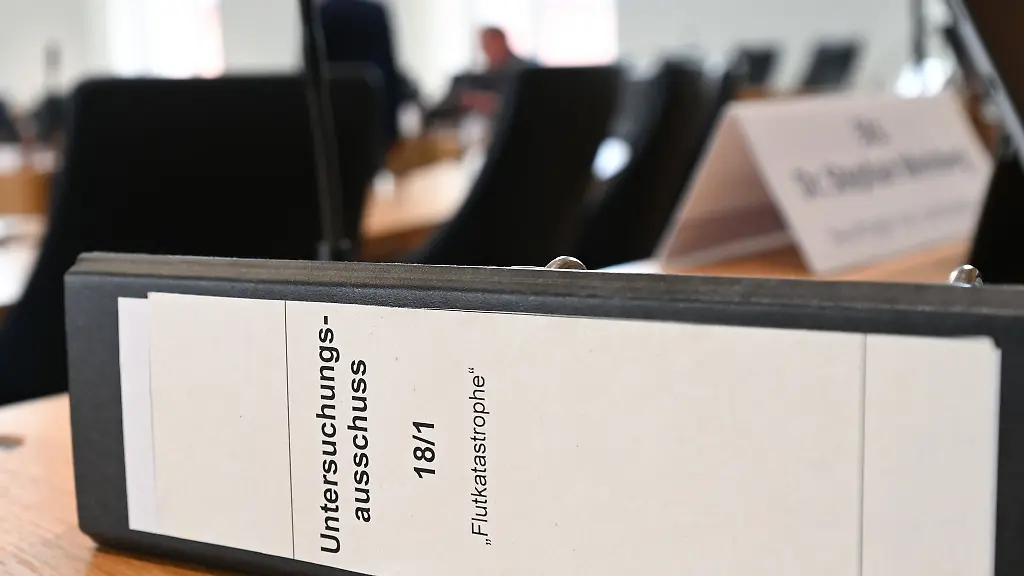 Ein-Ordner-mit-der-Aufschrift-Untersuchungsausschuss-18-1-Flutkatastrophe-liegt-im-Landtag