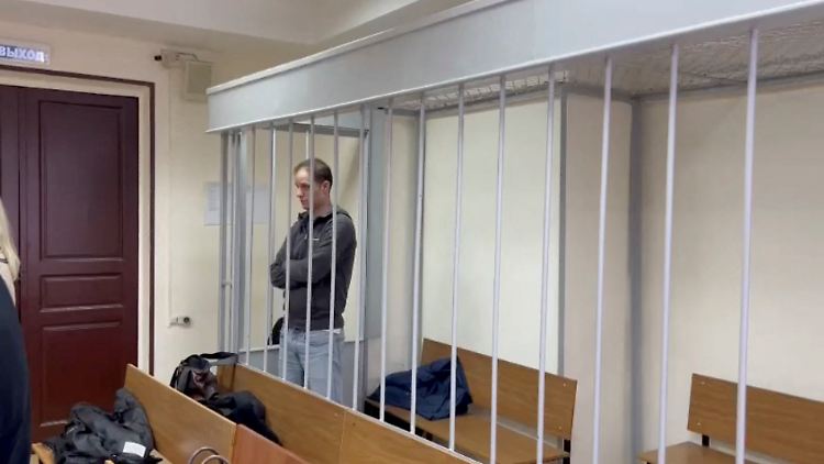 Das Gericht veröffentlichte ein Video, in dem zu sehen ist, wie Gershkovich mit verschränkten Armen die Urteilsverkündung verfolgt. 