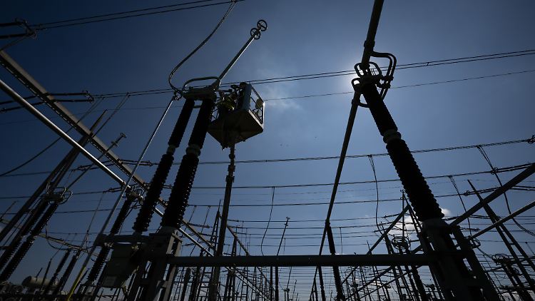 Der Betreiber Transnet BW führt eine Wartung am Stromnetz durch.