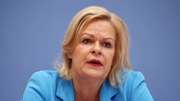 Die Innenministerin kündigte an, die finanziellen Netzwerke von rechtsextremen Organisationen aufzudecken. 