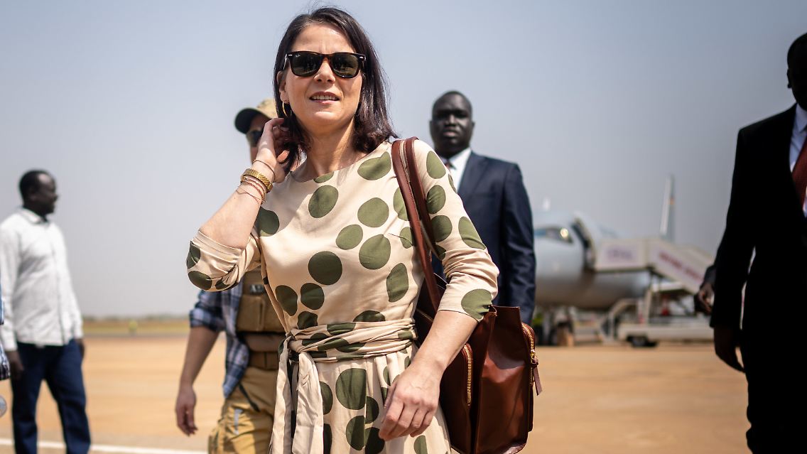 Baerbock will die festgefahrenen Vermittlungsbemühungen im blutigen Machtkampf im Sudan wieder in Schwung bringen.