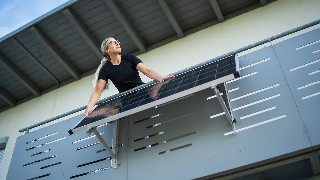 Ein-bifaziales-Solarmodul-kann-Sonnenstrahlen-auch-auf-der-Rueckseite-aufnehmen-wenn-diese-etwa-von-einem-weissen-Gelaender-reflektiert-werden