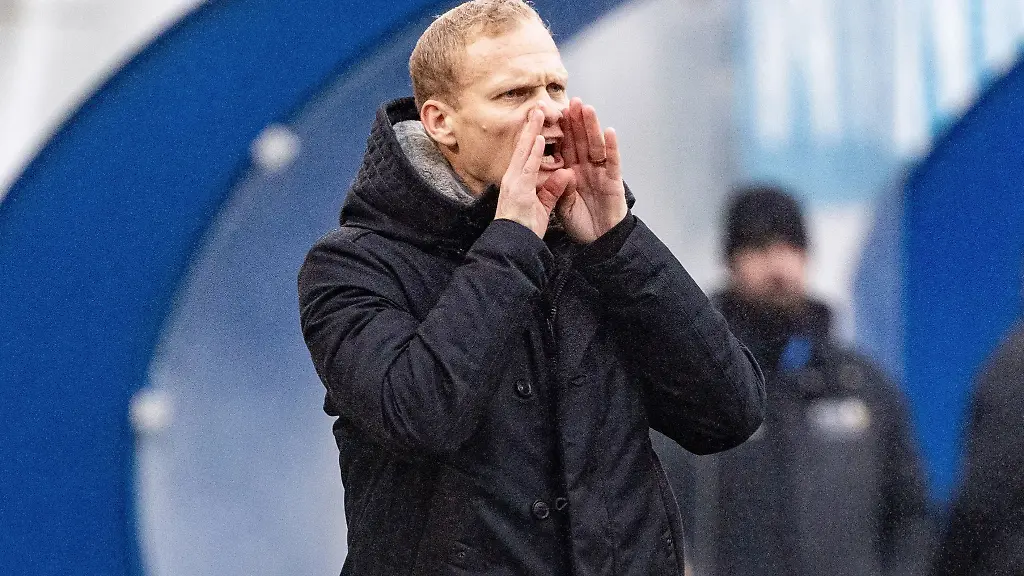 Schalkes-Trainer-Karel-Geraerts-coacht-sein-Team-an-der-Seitenlinie