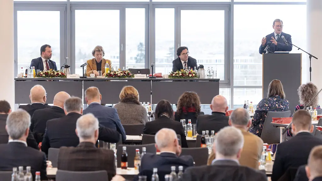 Bodo-Ramelow-r-Linke-Thueringer-Ministerpraesident-spricht-bei-der-Landkreisversammlung