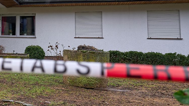 Die Ermittlungen der Polizei auf dem Anwesen der getöteten Familie gehen weiter.