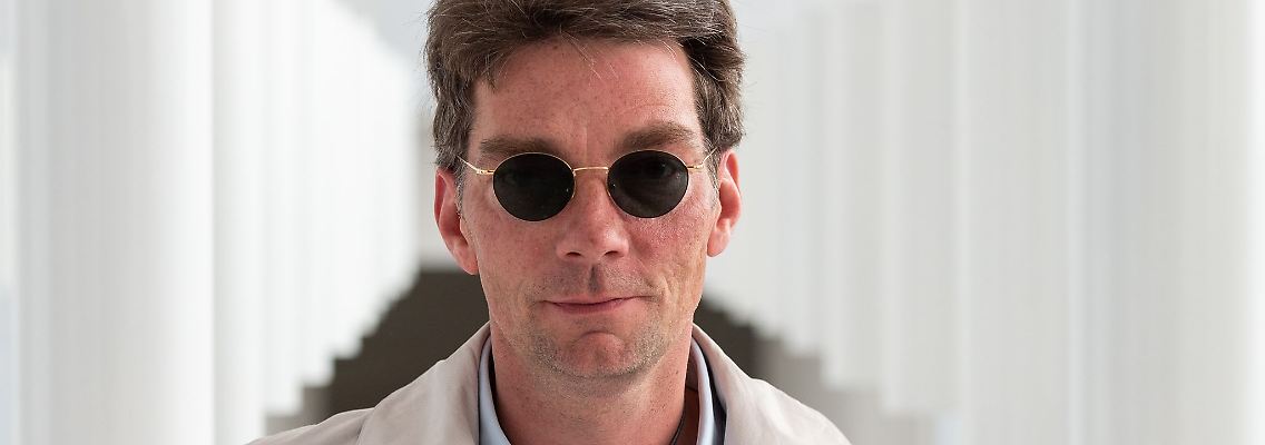 Marco Goecke, damaliger Ballettdirektor der Staatsoper Hannover, steht im Jahr 2019, im Foyer der Staatsoper.