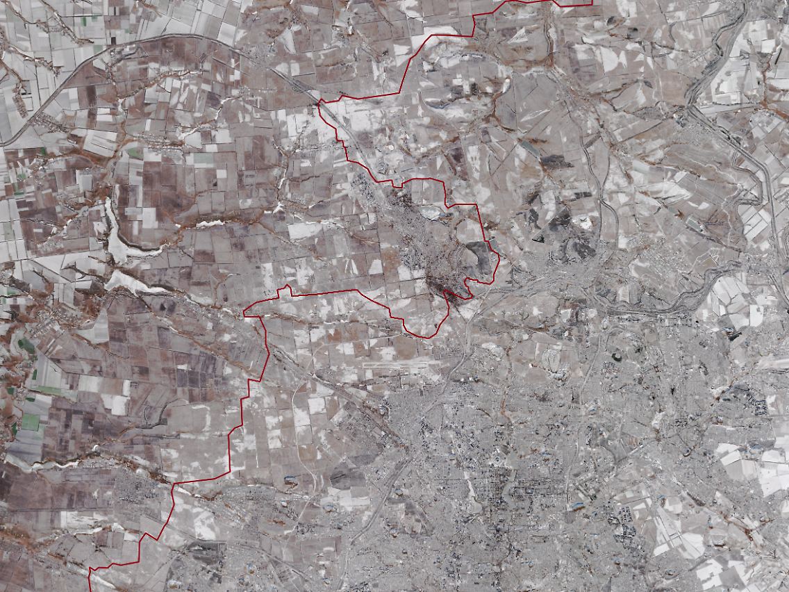 Satellitenfoto mit eingezeichnetem Frontverlauf: Aus dem All sind die Spuren der russischen Angriffe in der Landschaft nur bei näherem Hinsehen zu erkennen.