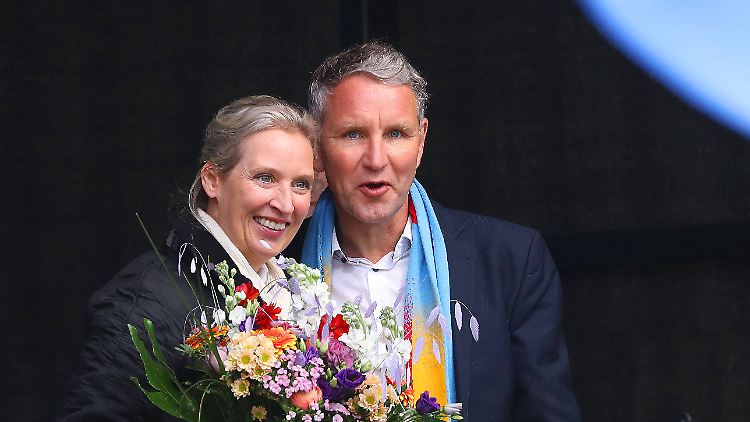 Die Chefin der Partei und das Machtzentrum der AfD Arm in Arm: Weidel und Höcke im April 2023 in Erfurt.