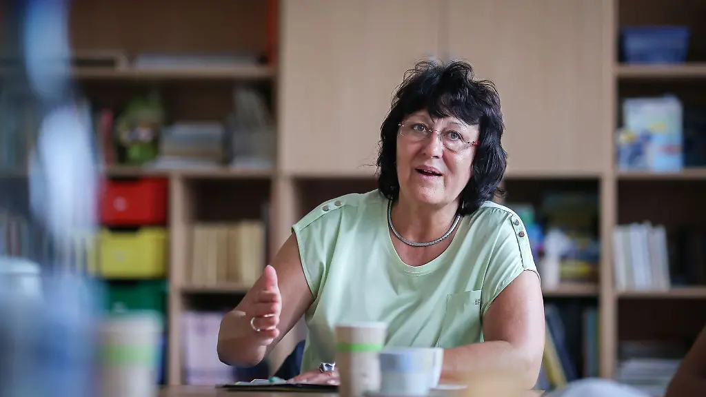 Sachsen-Anhalts-Bildungsministerin-Eva-Feussner-CDU-waehrend-eines-Besuches-einer-Grundschule