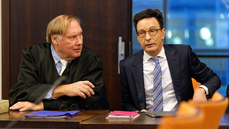 Bernhard Günther (r), Opfer des Säureangriffs, nahm als Zeuge am Prozess gegen einen seiner mutmaßlichen Attentäter teil.
