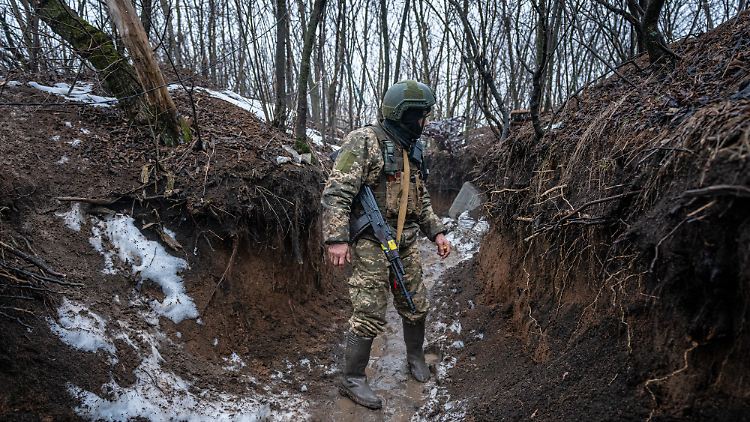 Brutalität und Elend des Krieges in der Ukraine: Explodierende Granaten wühlen an den Brennpunkten die Erde auf.