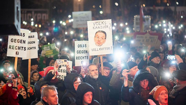 Nahe des Parlamentsgebäudes in Wien versammelten sich nach Polizeiangaben 35.000 Menschen, die Veranstalter gehen von mehr als doppelt so vielen aus.