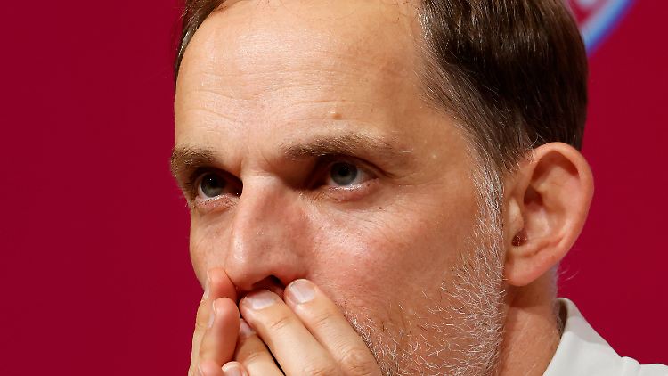 Thomas Tuchel macht sich Gedanken, wie er die Abwehr des FC Bayern gegen Augsburg organisieren kann.