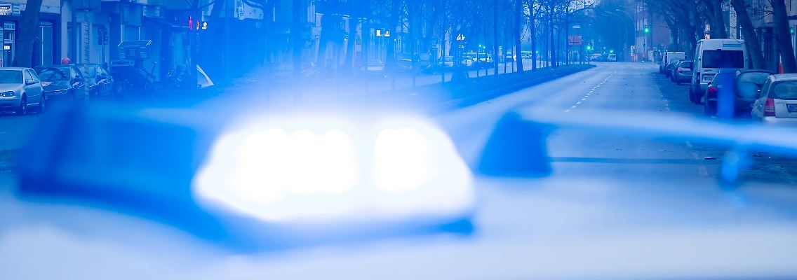 Ein Blaulicht leuchtet auf dem Dach eines Streifenwagens der Polizei.