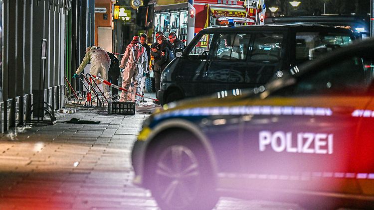 Die Polizei hatte wegen des Einsatzes den zentralen Münsterplatz in Ulm und die Zugänge dorthin gesperrt.