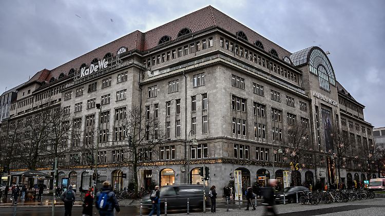 Nach Angaben von Unternehmenschef Michael Peterseim aus dem November machte die KaDeWe-Gruppe zuletzt einen Umsatz von rund 800 Millionen Euro.