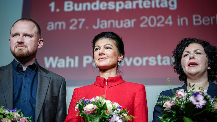 Die Parteispitze: Christian Leye, Generalsekretär, Sahra Wagenknecht und Amira Mohamed Ali, Parteivorsitzende, beim Gründungsparteitag der Partei «Bündnis Sahra Wagenknecht - für Vernunft und Gerechtigkeit»