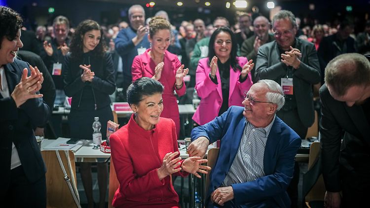 Sahra Wagenknecht und Oskar Lafontaine beim Parteitag des Bündnis Sahra Wagenknecht in Berlin. Lafontaine ist BSW-Mitglied, hat aber kein Amt in der Partei.