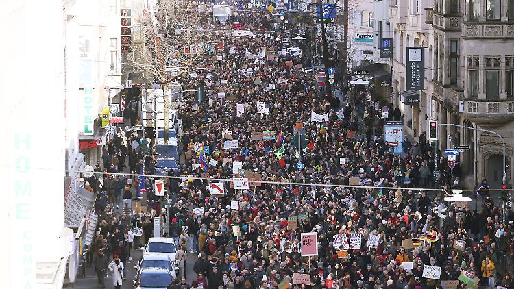 Nicht nur in Düsseldorf: Am Tag des Gedenkens an die Opfer des Nationalsozialismus wurden Kundgebungen in zahlreichen weiteren Orten organisiert.
